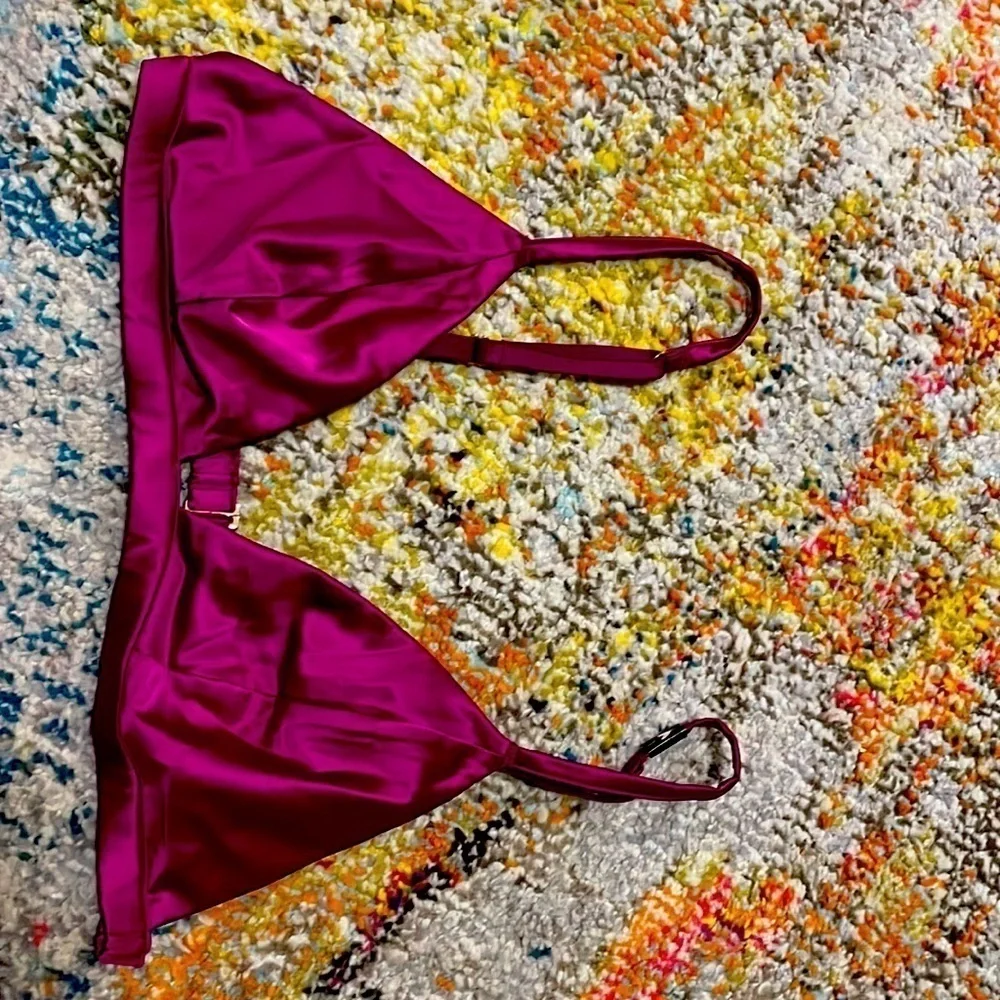 𝅺Victoria’s Secret Triangle Shaped Bra Size L
